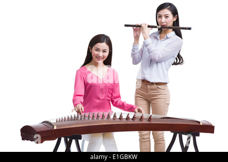 Junge Frauen spielen traditionelle chinesische Musikinstrumente Stockfoto