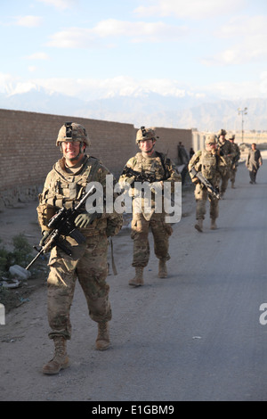 US-Soldaten mit Headquarters und Headquarters Company, 2nd Brigade Combat Team, 34. Infanterie-Division, Task Force Red Bulls Stockfoto