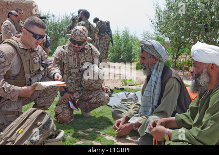 Lokalen elder Muhammad Gul (zweiter von rechts), schließt Verhandlungen mit U.S. Marine Corps Major Christopher Toland, Unternehmen C Stockfoto