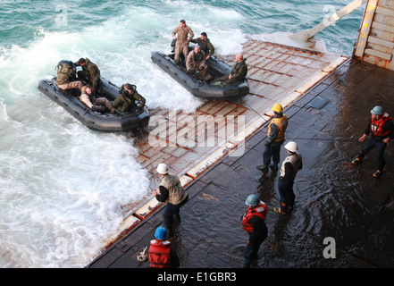 110315-A-BH200-009 USS GUNTON HALL im Anker (15. März 2011) US-Marines kommen am Heck Tor der USS Gunston Hall (LSD-4 Stockfoto