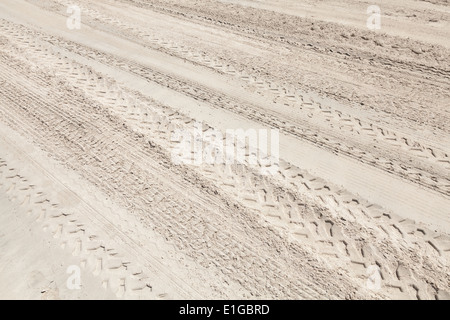 Viel ATV Bahnen auf den weißen Sandstrand Stockfoto