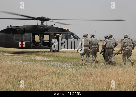 US-Armeesoldaten aus 12. Kavallerie-Regiment, 2. Bataillon, 4. Brigade, 1. Kavallerie-Division, Teilnahme an medizinischen evacuat Stockfoto