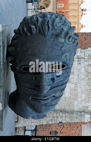Eros Bendato / Eros gebunden 1999 von Igor Mitoraj in Bronze in Krakau aka "The Head" Kunst im öffentlichen Raum: original Agrigento Sizilien Stockfoto