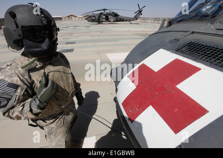 US-Spezialist Jeremy Armeebeständen, ein UH-60 Black Hawk Crewchief Charlie Kompanie, 1. Bataillon, 214th Aviation Regiment, 12 t Stockfoto