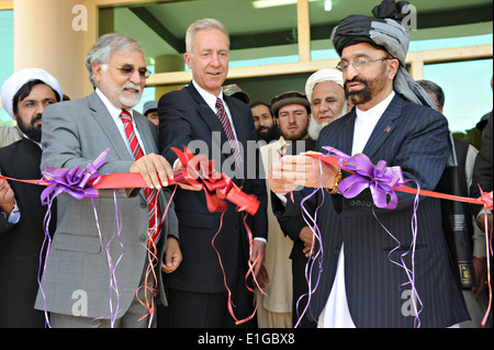 Haji Sayed Fazullah Wahidi, Recht, der Gouverneur der Provinz Kunar, Afghanistan; US-Botschafter Hans Klemm, Center, die coordin Stockfoto