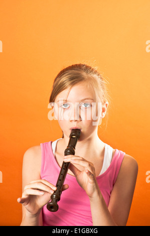 Mädchen spielt des Recorders Stockfoto