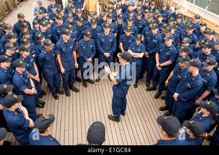 Capt Eric Jones spricht mit einer Gruppe von Kadetten an Bord der Coast Guard Cutter Eagle Sonntag, 12. Juni 2011, in London. Die Kadetten-f Stockfoto