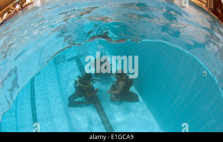 U.S. Navy Chief Navy Diver Aaron Knight, rechts, Commander zugewiesen, Task Group (CTG) 56.1, führt eine Einarbeitung Tauchgang w Stockfoto