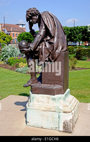 Statue von Hamlet am Shakespeare Memorial durch Herrn Ronald Gower in Bronze, bancroft Gärten, Stratford-upon-Avon, England. Stockfoto