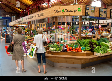 Stehen Sie für Obst und Gemüse auf dem grünen Markt in den Markt von Colmar, Elsass, Frankreich Stockfoto