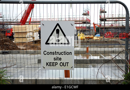 Zeichen auf einer Baustelle fernzuhalten Stockfoto