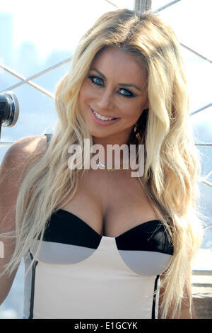 Aubrey O' Day Band Danity Kane besucht das Empire State Building zur Feier der Veröffentlichung ihrer neuen single "Limonade" am 2. Juni 2014 in New York, USA. / Picture alliance Stockfoto