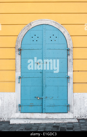 Alten Eisentür im Palast in Buda Budapest Ungarn. Stockfoto