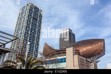 Low Angle View der modernen Hochhäuser und Skulptur an Port Olimpic, Barcelona, Katalonien, Spanien. Stockfoto