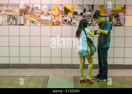 Los Angeles California, Downtown, LA County Metro Rail, Stadtbahn, Nahverkehr, Rote Linie, 7th Street Metro Center Station, Asiatin weibliche Frauen, Stockfoto