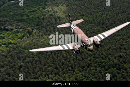 Historische Douglas C-47 Skytrain Transportflugzeug malte Royal Air Force Farben, fliegen über die deutsche Landschaft 30. Mai 2014 auf dem Weg nach Ramstein Airbase. Die c-47 beteiligt sich WWII Jubiläumsaktivitäten einschließlich den 70. Jahrestag des d-Day. Stockfoto