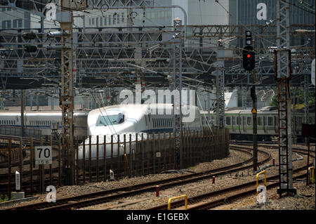 Tokyo, Japan - ein High-Speed-Hochgeschwindigkeitszug läuft Parallel zur s-Bahn in der Nähe der ungefähre Standort eines neuen Bahnhofs zwischen Shinagawa und Tamachi Stationen in Tokio auf Mittwoch, 4. Juni 2014 geplant ist. East Japan Railway Co., verkündete einen Plan, um den neuen Bahnhof - seit 1971 zum ersten Mal öffnen. 4. Juni 2014. auf der Yamanote-Ringlinie durch 2020 Tokio Olymnpics. © Natsuki Sakai/AFLO/Alamy Live-Nachrichten Stockfoto