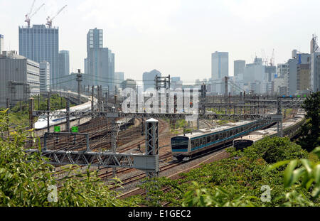 Tokyo, Japan - ein High-Speed-Hochgeschwindigkeitszug läuft Parallel zur s-Bahn in der Nähe der ungefähre Standort eines neuen Bahnhofs zwischen Shinagawa und Tamachi Stationen in Tokio auf Mittwoch, 4. Juni 2014 geplant ist. East Japan Railway Co., verkündete einen Plan, um den neuen Bahnhof - seit 1971 zum ersten Mal öffnen. 4. Juni 2014. auf der Yamanote-Ringlinie durch 2020 Tokio Olymnpics. © Natsuki Sakai/AFLO/Alamy Live-Nachrichten Stockfoto