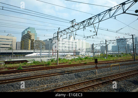 Tokyo, Japan - ein High-Speed-Hochgeschwindigkeitszug läuft in der Ferne nahe dem ungefähren Standort eines neuen Bahnhofs zwischen Shinagawa und Tamachi Stationen in Tokio auf Mittwoch, 4. Juni 2014 geplant ist. East Japan Railway Co., verkündete einen Plan, um den neuen Bahnhof - seit 1971 zum ersten Mal öffnen. 4. Juni 2014. auf der Yamanote-Ringlinie durch 2020 Tokio Olymnpics. © Natsuki Sakai/AFLO/Alamy Live-Nachrichten Stockfoto