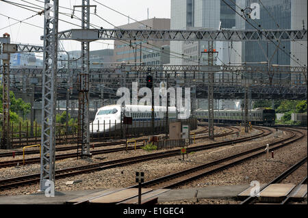 Tokyo, Japan - ein High-Speed-Hochgeschwindigkeitszug läuft Parallel zur s-Bahn in der Nähe der ungefähre Standort eines neuen Bahnhofs zwischen Shinagawa und Tamachi Stationen in Tokio auf Mittwoch, 4. Juni 2014 geplant ist. East Japan Railway Co., verkündete einen Plan, um den neuen Bahnhof - seit 1971 zum ersten Mal öffnen. 4. Juni 2014. auf der Yamanote-Ringlinie durch 2020 Tokio Olymnpics. © Natsuki Sakai/AFLO/Alamy Live-Nachrichten Stockfoto