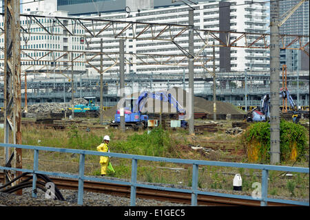 Tokyo, Japan - ein einsamer Sicherheitspersonal mans seinen Posten bei den ungefähren Standort eines neuen Bahnhofs zwischen Shinagawa und Tamachi Stationen in Tokio auf Mittwoch, 4. Juni 2014 geplant ist. East Japan Railway Co., verkündete einen Plan, um den neuen Bahnhof - seit 1971 zum ersten Mal öffnen. 4. Juni 2014. auf der Yamanote-Ringlinie durch 2020 Tokio Olymnpics. © Natsuki Sakai/AFLO/Alamy Live-Nachrichten Stockfoto