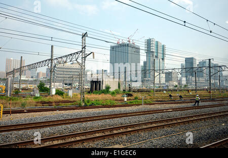 Tokyo, Japan - ein einsamer Sicherheitspersonal mans seinen Posten bei den ungefähren Standort eines neuen Bahnhofs zwischen Shinagawa und Tamachi Stationen in Tokio auf Mittwoch, 4. Juni 2014 geplant ist. East Japan Railway Co., verkündete einen Plan, um den neuen Bahnhof - seit 1971 zum ersten Mal öffnen. 4. Juni 2014. auf der Yamanote-Ringlinie durch 2020 Tokio Olymnpics. © Natsuki Sakai/AFLO/Alamy Live-Nachrichten Stockfoto