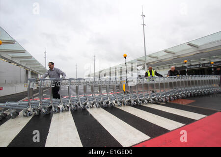 London UK. 4. Juni 2014. Mitarbeiter des Flughafens mit Rollwagen am neuen terminal 2 Gebäude, die für Fluggäste mit dem Erstflug Landung aus Chicago uns kurz vor 06:00 eingeweiht wurde Credit: Amer Ghazzal/Alamy Live-Nachrichten Stockfoto