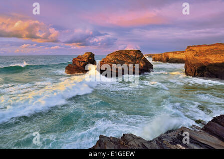 Spanien, Galicien, Ribadeo, Praia als Catedrais aufsuchen, Playa de Las Catedrales, Küste, Küstenpanorama, Flut, Meer, Meer, Wellen, wilde, malerische, rosa Horizont, nach Sonnenuntergang, Dämmerung, bunte, Felsen, Wasser, die schönsten Strände von Spanien, Reisen, Tourismus, n Stockfoto