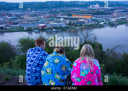 Freunde sitzen und warten auf den Sonnenuntergang über Pittsburgh PA Stockfoto