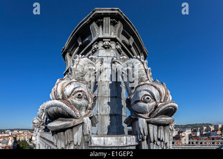 Das Metalldach mit stilisierten Delphinen auf dem Zink und Blechdach des Rathauses Vichy (Allier - Auvergne - Frankreich). Stockfoto