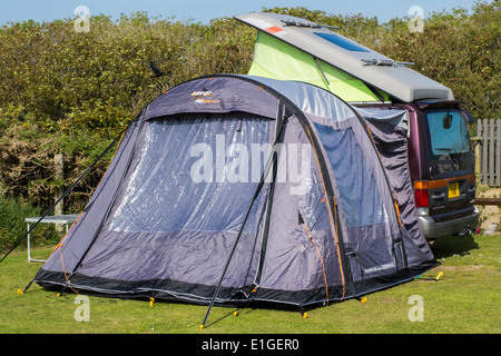 Vango Kela Standard Airbeam Markise auf dem Mazda Bongo Wohnmobil. Stockfoto