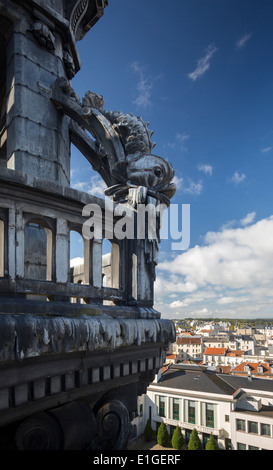 Das Metalldach mit stilisierten Delphinen auf dem Zink und Blechdach des Rathauses Vichy (Allier - Auvergne - Frankreich). Stockfoto