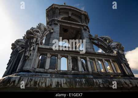 Das Metalldach mit stilisierten Delphinen auf dem Zink und Blechdach des Rathauses Vichy (Allier - Auvergne - Frankreich). Stockfoto