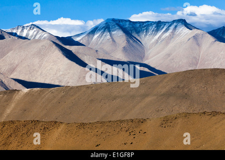 Berglandschaft, gesehen aus der Region von Nuruchan (in der Nähe von Tso Kar), Rupshu, Changtang, Ladakh, Jammu und Kaschmir, Indien Stockfoto