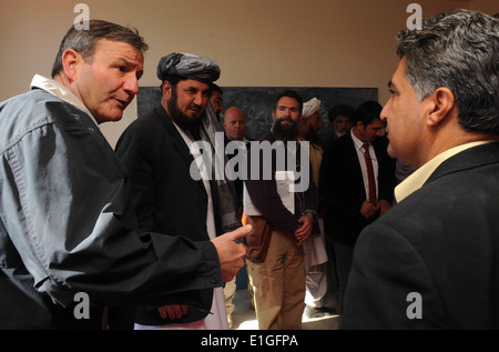 US-Botschafter in Afghanistan Karl Eikenberry, links, trifft sich mit afghanischen Führung 29. November 2010 an Peiran Sekundarschule in der Stockfoto