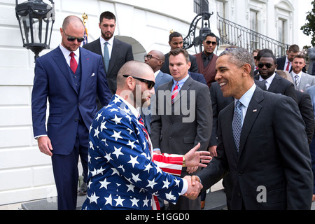 US Präsident Barack Obama begrüßt Boston Red Sox Outfielder Johnny Gomes während einer Veranstaltung zu Ehren des Teams und ihre 2013 World Series Championship auf dem South Lawn des weißen Hauses 1. April 2014 in Washington, D.C. Stockfoto