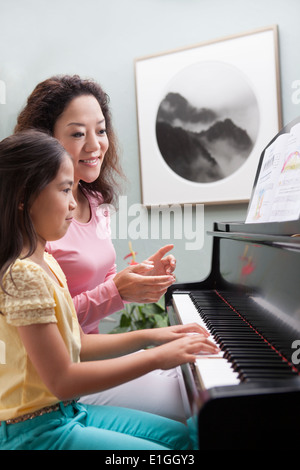 Tochter Mutter Lehre, Klavier zu spielen Stockfoto