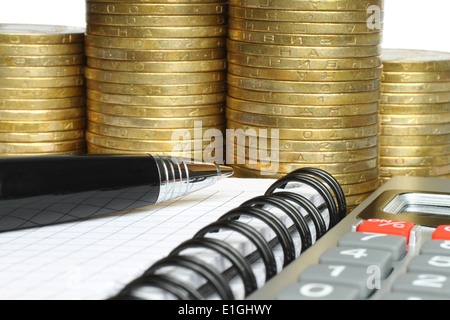 Briefpapier mit Stapel Münzen auf weißem Hintergrund Stockfoto