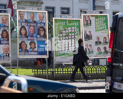 Mann zu Fuß vorbei an europäischen Wahlplakaten auf Luxemburg-Platz in Brüssel, Belgien Stockfoto