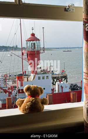 Feuerschiff LV18 in Harwich Ha'penny Pier, Essex, gesehen von kleinen Teddybär aus einem Fenster im Hotel Pier festgemacht Stockfoto