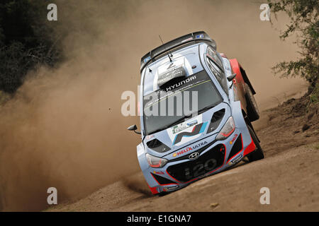 09.05.2014. Cordoba, Argentinien. Thierry Neuville (BEL) / Nicolas Gilsoul(BEL) und ihre Hyundai I20 in Aktion während der argentinischen Rallye Stockfoto