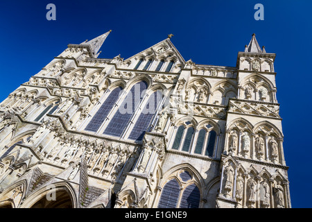 Englische frühgotischen Stil Kathedrale von Salisbury mit dem Talest-Turm auf dem Land. Wiltshire England UK Europa Stockfoto