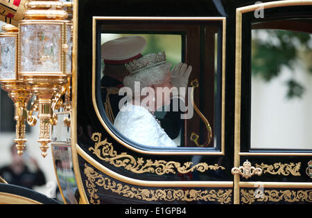 London, UK. 4. Juni 2014. Königin Elizabeth II und Herzog von Edinburgh werden durch das Einkaufszentrum im Zentrum von London ihre zeremonielle Wagen auf dem Weg der Parlamentseröffnung am Mittwoch, 4. Juni 2014 besuchen getrieben. Bildnachweis: Heloise/Alamy Live-Nachrichten Stockfoto