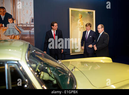 King Willem-Alexander (C) der Niederlande und Prinz Albert (R) von Monaco besuchen die Eröffnung der Ausstellung "Grace Kelly - Prinzessin und Stilikone" auf Schloss Het Loo in Apeldoorn, 3. Juni 2014. Foto: Albert Nieboer / Niederlande, - kein Draht-SERVICE Stockfoto