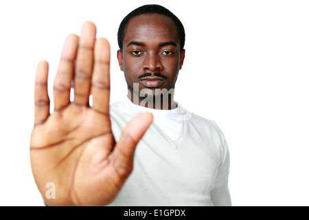 Junge Afrikaner zeigt Stop-Schild mit Hand auf weißem Hintergrund Stockfoto