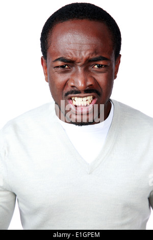 Porträt von wütenden afrikanischen Mann isoliert auf weißem Hintergrund Stockfoto