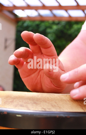 die Hände eines Schlagzeugers spielen die Bongo-Trommeln Stockfoto