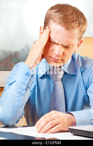 Porträt eines jungen Geschäftsmann mit Kopfschmerzen Stockfoto