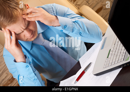 Porträt eines jungen Geschäftsmann mit Kopfschmerzen Stockfoto