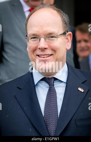 Prinz Albert von Monaco besucht Pavillon De Witte für ein Treffen mit Baggerarbeiten Unternehmen Boskalis und Van Oord in Scheveningen, Niederlande, 4. Juni 2014. Foto: Patrick van Katwijk / Niederlande und Frankreich aus - NO WIRE SERVICE Stockfoto